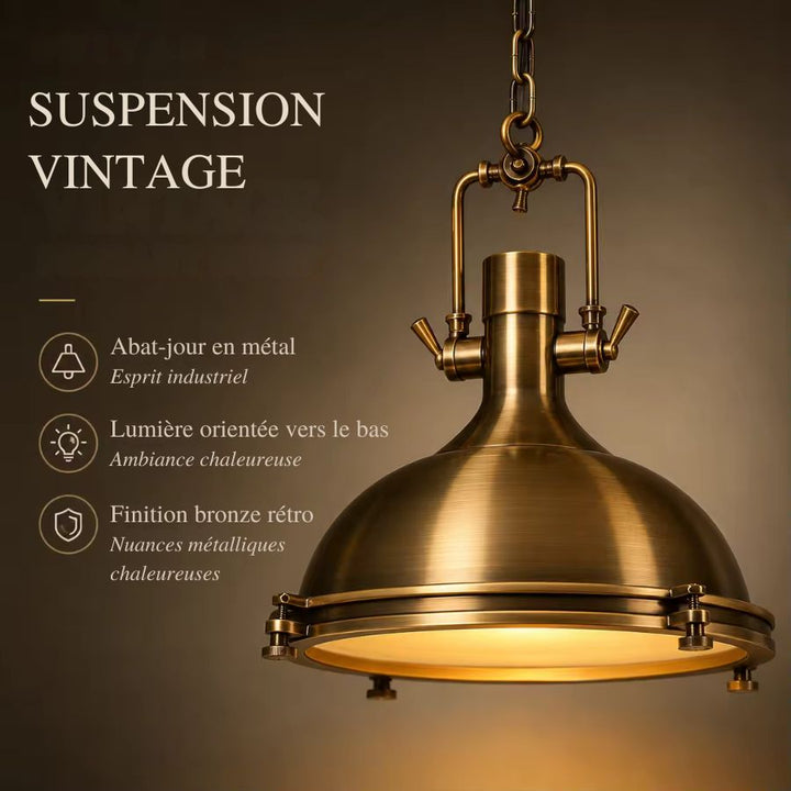 Suspension vintage en métal finition bronze rétro, esprit atelier et lumière chaleureuse orientée vers le bas
