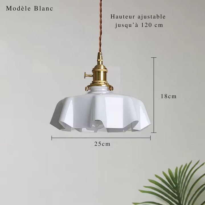 Suspension blanche à abat-jour festonné de 25 cm, avec détails en laiton et hauteur ajustable jusqu’à 120 cm