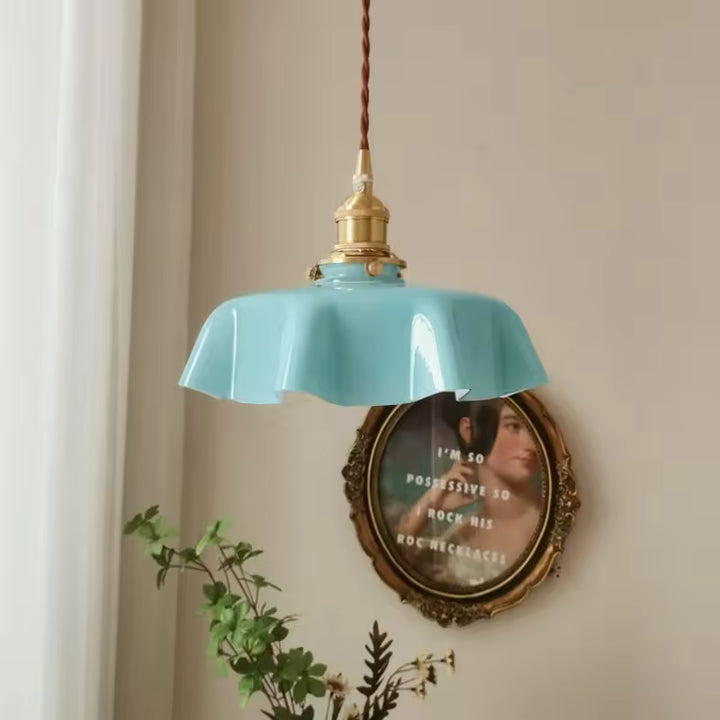 Suspension festonnée bleu pastel avec finition laiton, au style rétro coloré inspiré des intérieurs vintage
