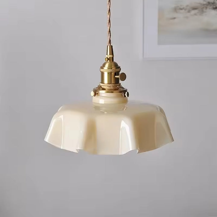 Abat-jour festonné crème aux détails en laiton, inspiré des luminaires rétro et du style maison de charme