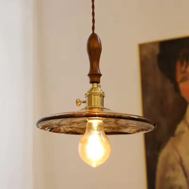Suspension vintage en verre ambré texturé, avec détails en laiton et bois, esprit rétro élégant