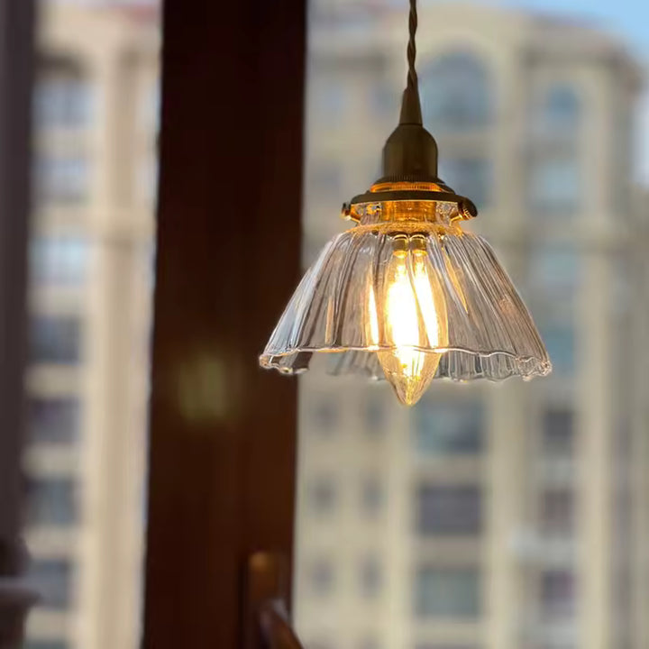 Abat-jour en verre cannelé et finition laiton pour une suspension vintage au charme rétro et délicat