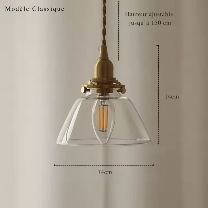 Version classique en verre transparent et laiton, avec silhouette conique sobre inspirée des luminaires anciens