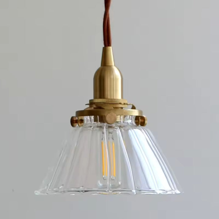 Suspension en verre côtelé et laiton doré, au style ancien raffiné avec une silhouette rétro élégante