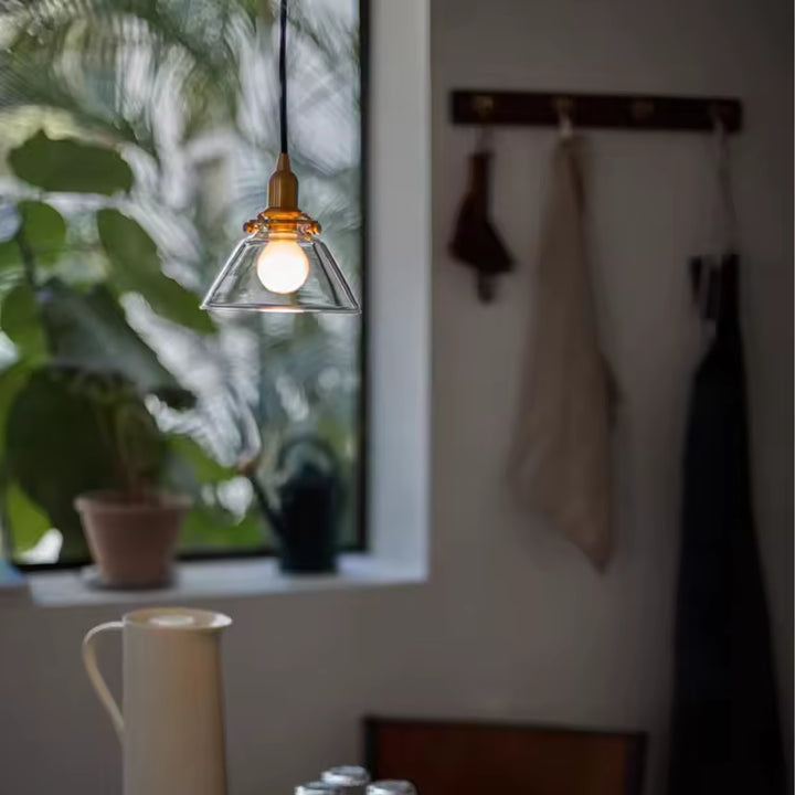Petite suspension en verre transparent et laiton, au style vintage raffiné avec abat-jour conique