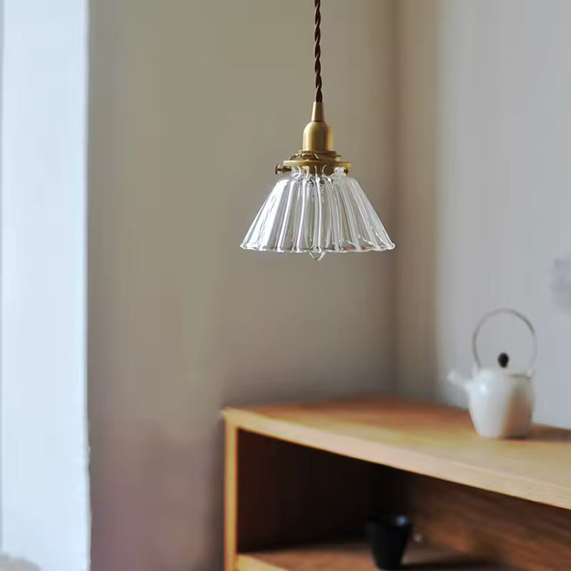 Suspension en verre strié et laiton au charme rétro, avec abat-jour évasé inspiré des luminaires anciens