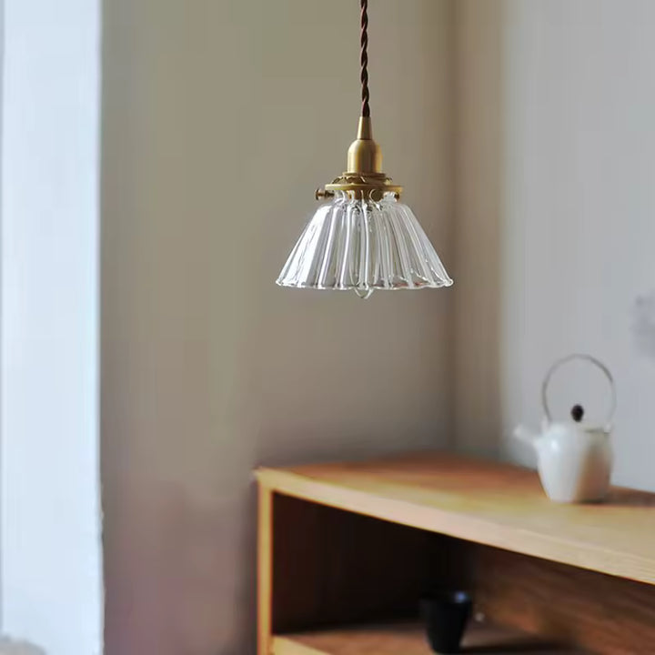 Suspension en verre strié et laiton au charme rétro, avec abat-jour évasé inspiré des luminaires anciens