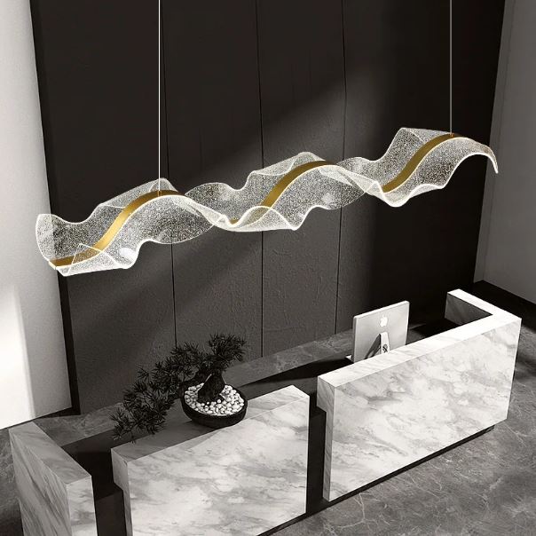 Suspension voile sculpturale au-dessus d’un comptoir de réception, parfaite pour sublimer un bureau design ou un espace d’accueil élégant.