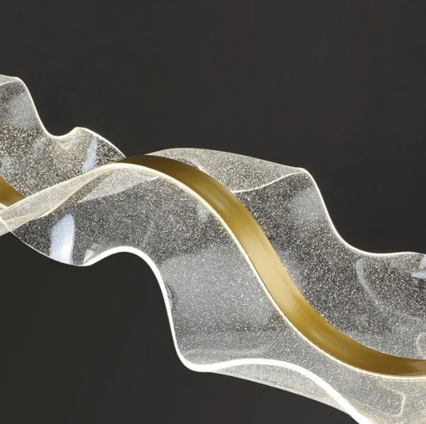 Zoom sur une suspension voile au design sculptural, dévoilant un jeu de courbes lumineuses et élégantes dans un style contemporain.