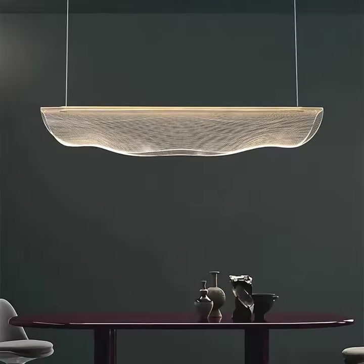 Suspension en acrylique au voile ondulé lumineux, design contemporain et minimaliste au-dessus d’une table