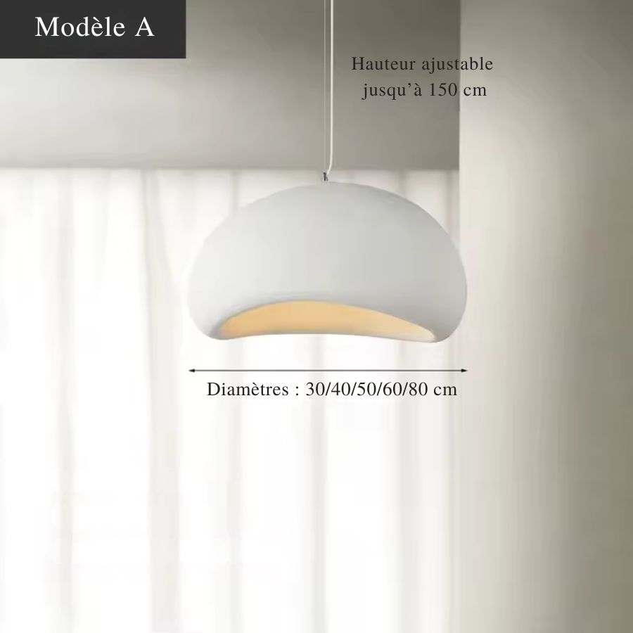 Suspension wabi-sabi blanche modèle A à dôme organique, disponible de 30 à 80 cm avec hauteur ajustable à 150 cm.