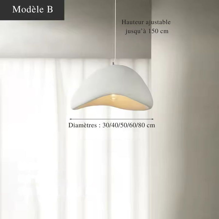 Modèle B de suspension blanche au design Japandi, avec dôme incurvé asymétrique de 30 à 80 cm et câble réglable à 150 cm.