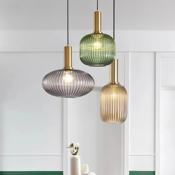 Suspension en verre cannele doree avec structure elegante, luminaire decoratif pour salon, salle a manger ou chambre au style moderne et raffine.