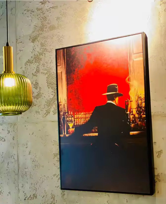 Suspension en verre cannelé vert avec finition dorée installée près d’un tableau mural dans un intérieur au style contemporain. Ce luminaire décoratif diffuse une lumière chaleureuse et apporte une touche élégante à l’espace.