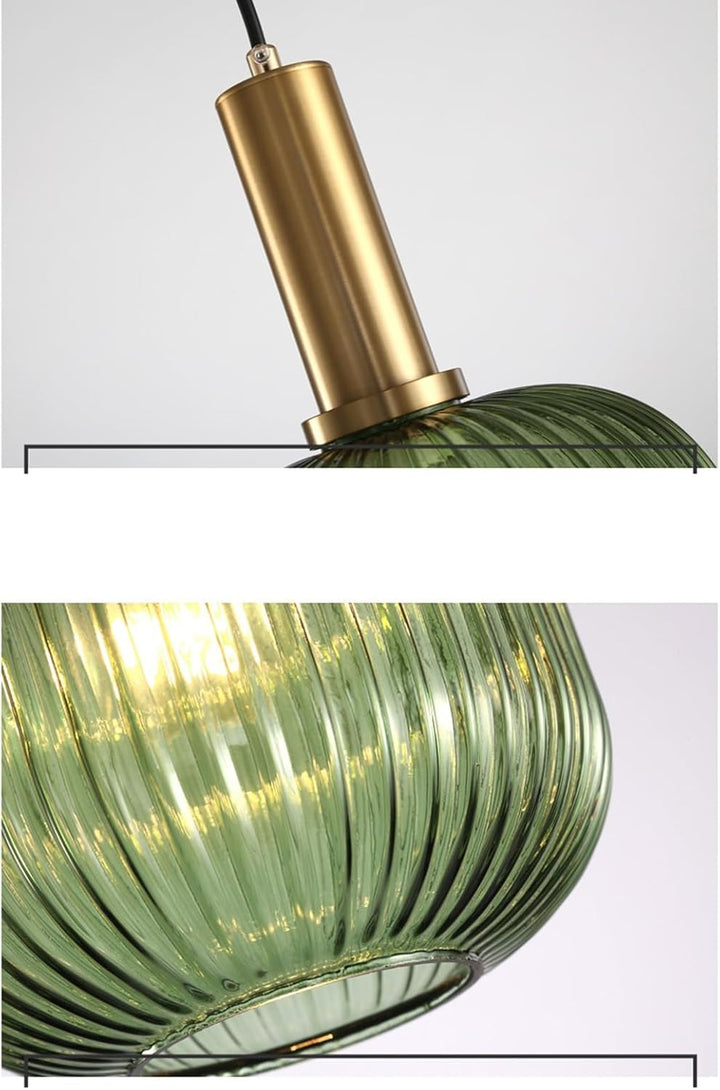 Gros plan d’une suspension en verre cannelé vert avec finition dorée, mettant en valeur les détails du verre texturé et du support métallique pour un luminaire au design élégant et contemporain