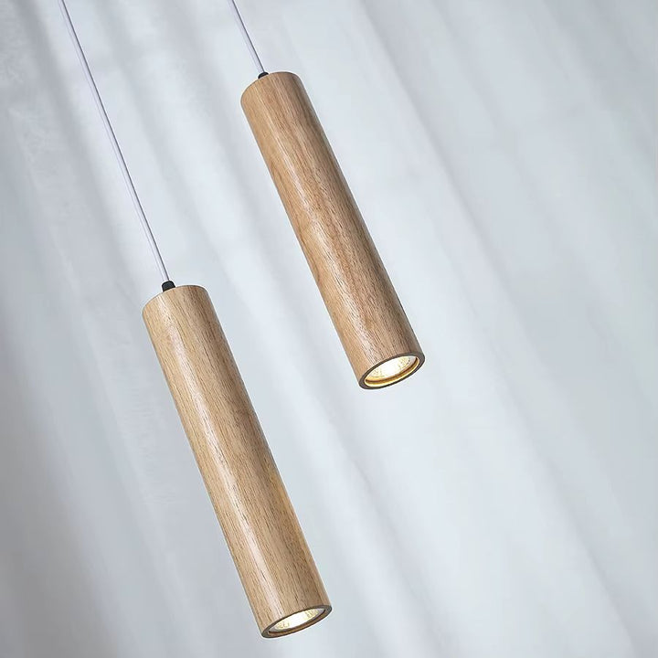 Deux suspensions cylindriques en bois clair au design contemporain, épuré et naturellement chaleureux