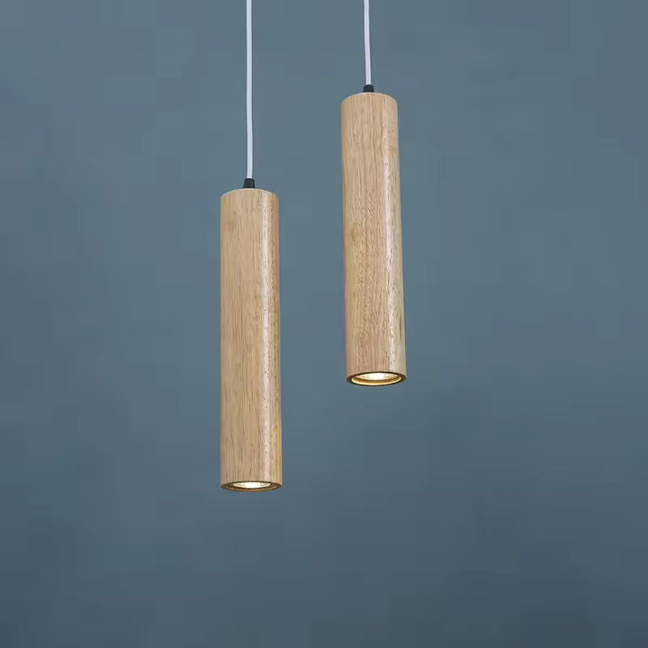 Deux suspensions cylindriques en bois clair au style scandinave, naturel et épuré