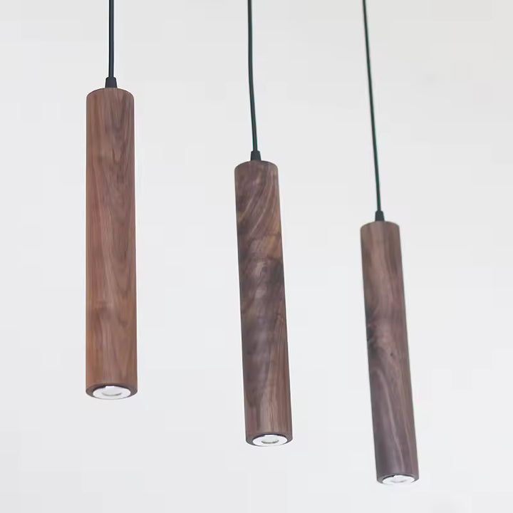 Alignement de suspensions cylindriques en bois aux veinures naturelles, dans un esprit organique et moderne