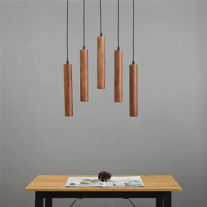 Composition de suspensions cylindriques en bois au-dessus d’une table, dans un style naturel et moderne