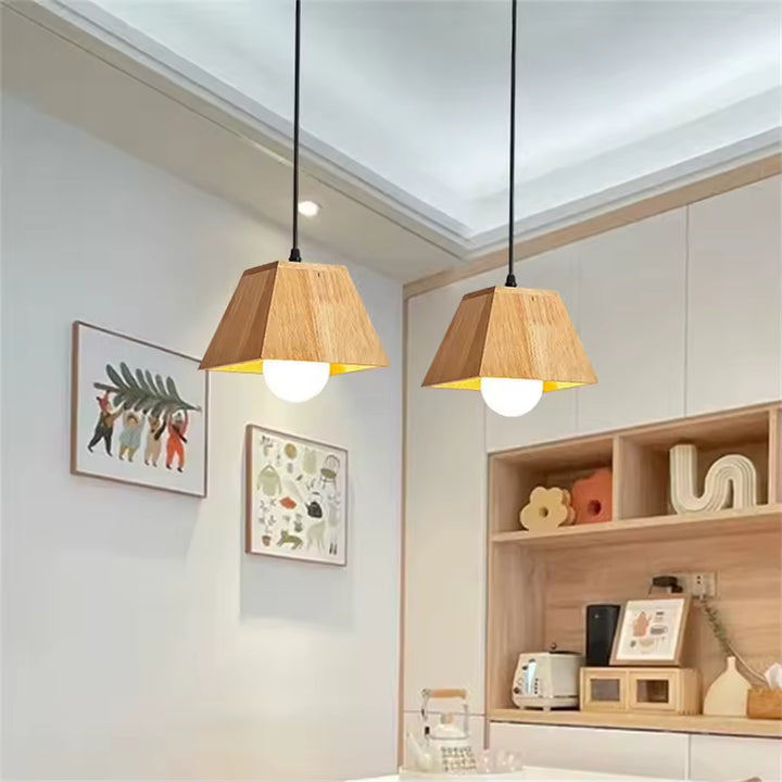 Duo de suspensions géométriques en bois à globe opalin, dans un intérieur lumineux au style scandinave et chaleureux