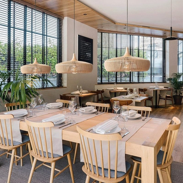 Série de suspensions en bois alignées dans la salle lumineuse d'un restaurant moderne.