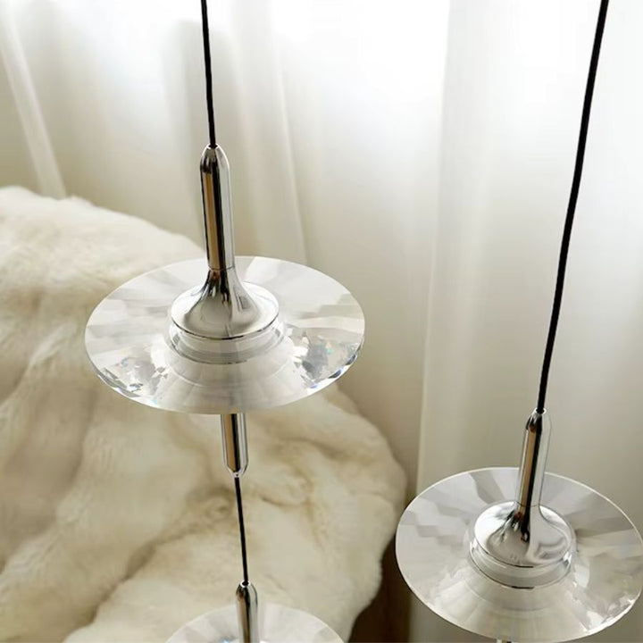 Vue rapprochée de plusieurs suspensions en cristal K9 et métal chromé, au rendu lumineux, précieux et contemporain