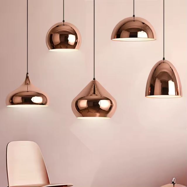 Ensemble de suspensions en cuivre rose design, parfaites pour sublimer une décoration moderne et lumineuse.