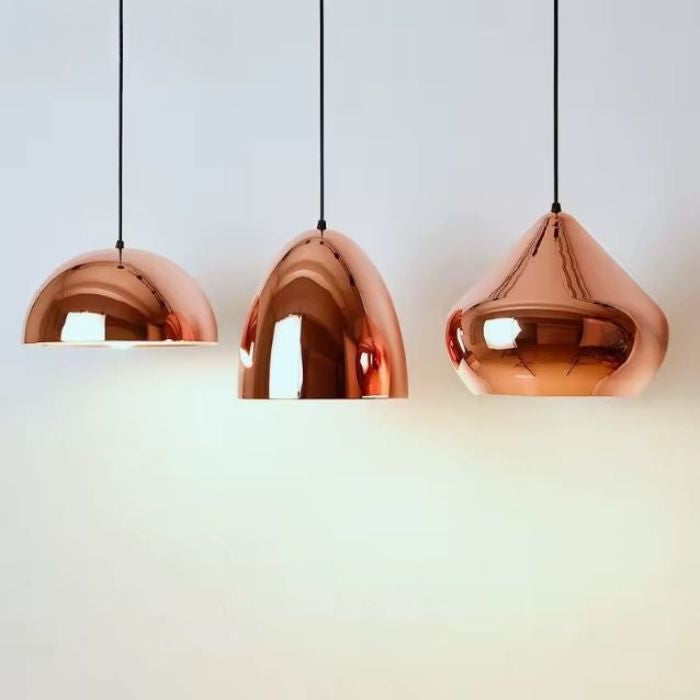 Trois suspensions cuivre rose aux formes organiques, luminaires contemporains entre esprit rétro et design sculptural.