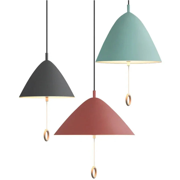 Ensemble de trois suspensions danoises aux tons pastel sur fond blanc épuré.