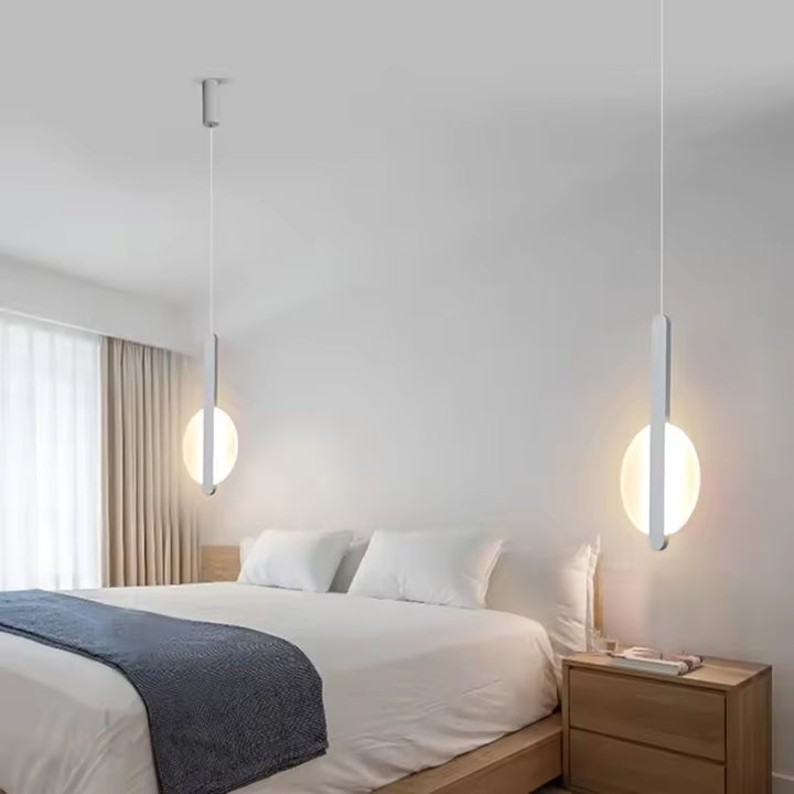 Deux suspensions disque lumineuses blanches de chaque côté du lit dans une chambre épurée et contemporaine