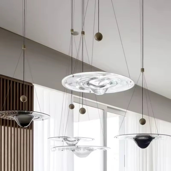 Jeu de suspensions disque en verre à cœur goutte, suspendues à différentes hauteurs dans un décor contemporain