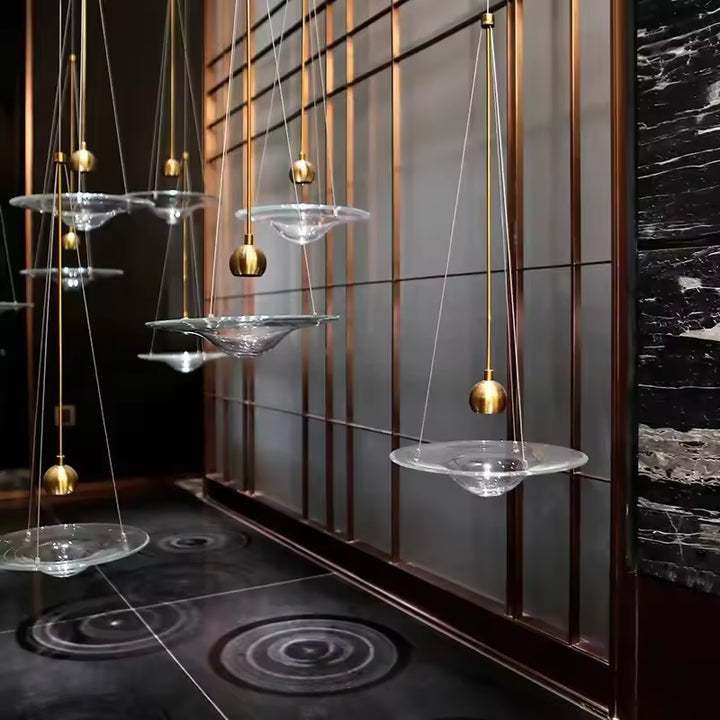 Composition de suspensions disque en verre à cœur goutte, au style luxueux et contemporain avec finitions dorées