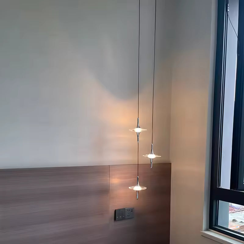 Trois suspensions étoile en cristal K9 et métal chromé disposées en cascade, au style design, épuré et contemporain