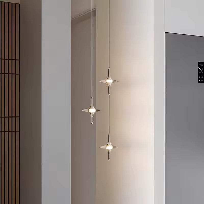 Composition verticale de trois suspensions étoile en cristal K9 et métal chromé, au style minimaliste et futuriste