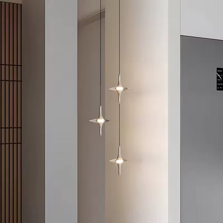 Composition verticale de trois suspensions étoile en cristal K9 et métal chromé, au style minimaliste et futuriste