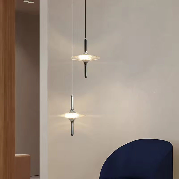 Duo de suspensions étoile en cristal K9 et métal chromé, au design futuriste et contemporain dans un intérieur raffiné