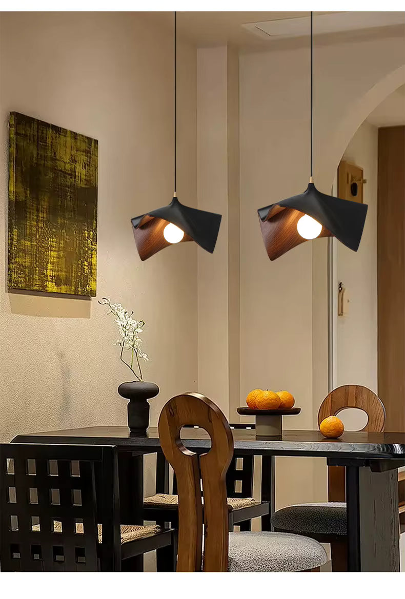 Duo de suspensions noires en résine effet bois au style organique et contemporain dans une salle à manger