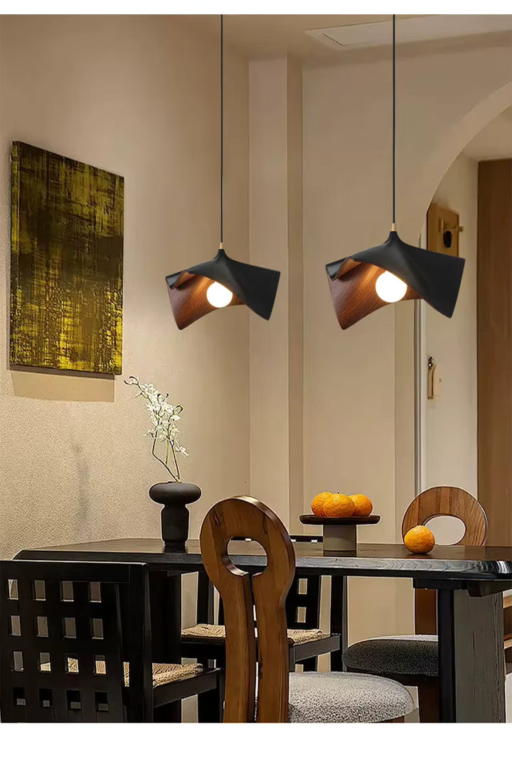 Duo de suspensions noires en résine effet bois au style organique et contemporain dans une salle à manger