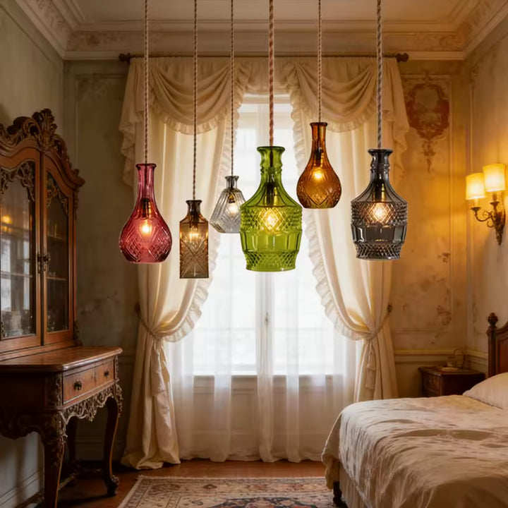 Suspensions flacon en verre taillé coloré dans une chambre classique, avec une esthétique vintage et baroque élégante
