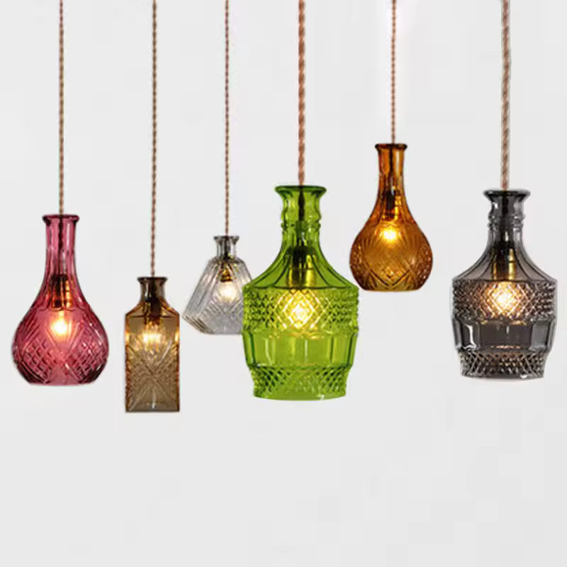 Collection de suspensions flacon en verre taillé coloré, aux formes rétro et à l’esprit vintage décoratif