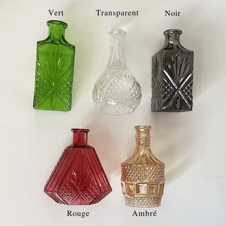 Variantes de suspensions flacon en verre taillé vert, transparent, noir, rouge et ambré au style vintage décoratif
