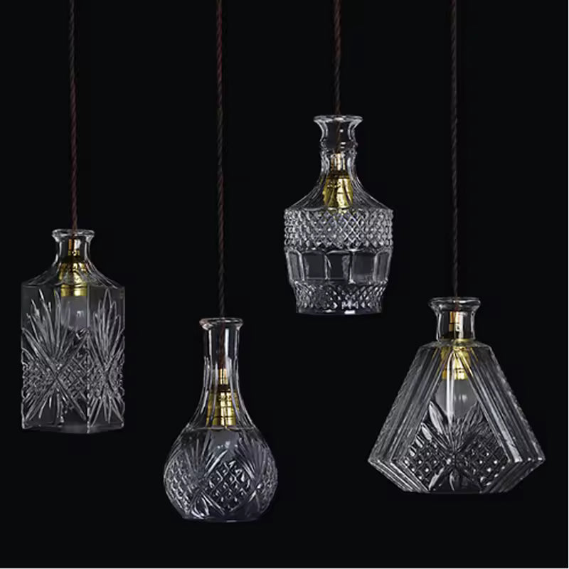 Quatre suspensions flacon en verre taillé cristallin, aux silhouettes variées et au charme rétro inspiré des carafes anciennes