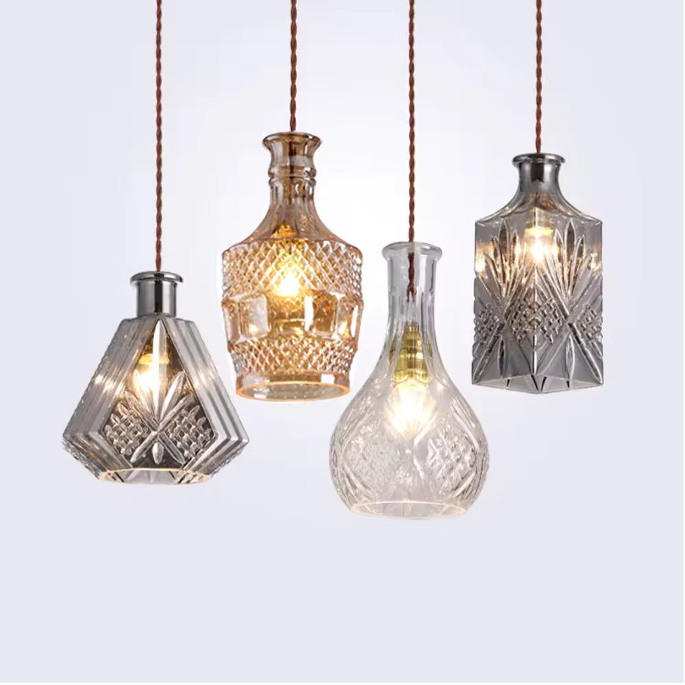 Quatre suspensions flacon en verre taillé transparent et ambré, aux formes de carafe et au style rétro élégant