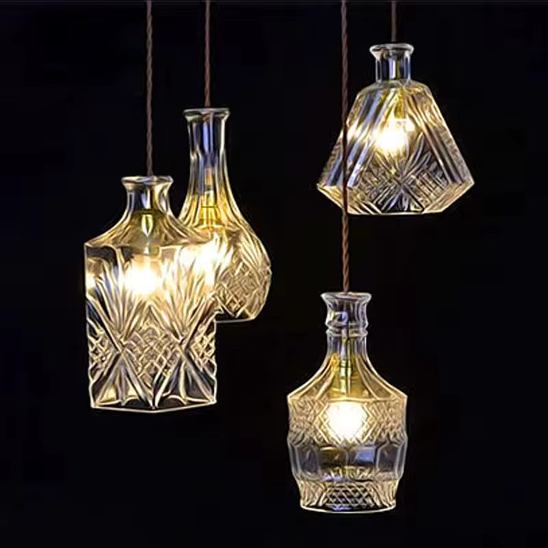 Suspensions flacon en verre taillé transparent aux formes de carafe, diffusant une lumière chaude dans un esprit vintage raffiné