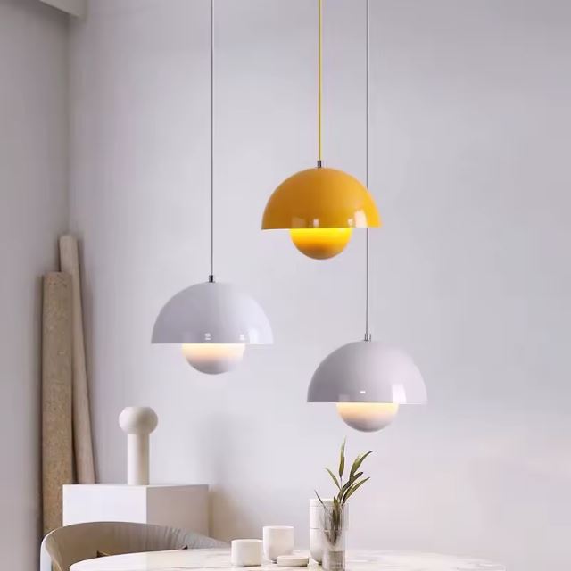 Ensemble de suspensions Flower Pot jaune et blanches au design scandinave, idéal pour illuminer une table avec élégance et modernité.