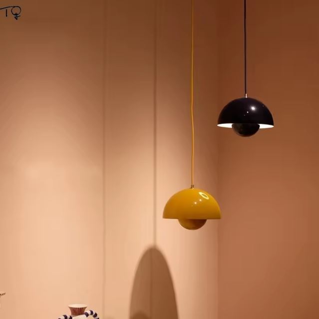 Duo de suspensions Flower Pot jaune et noire au design rétro, parfaites pour ajouter une touche de couleur et d'élégance à votre espace.