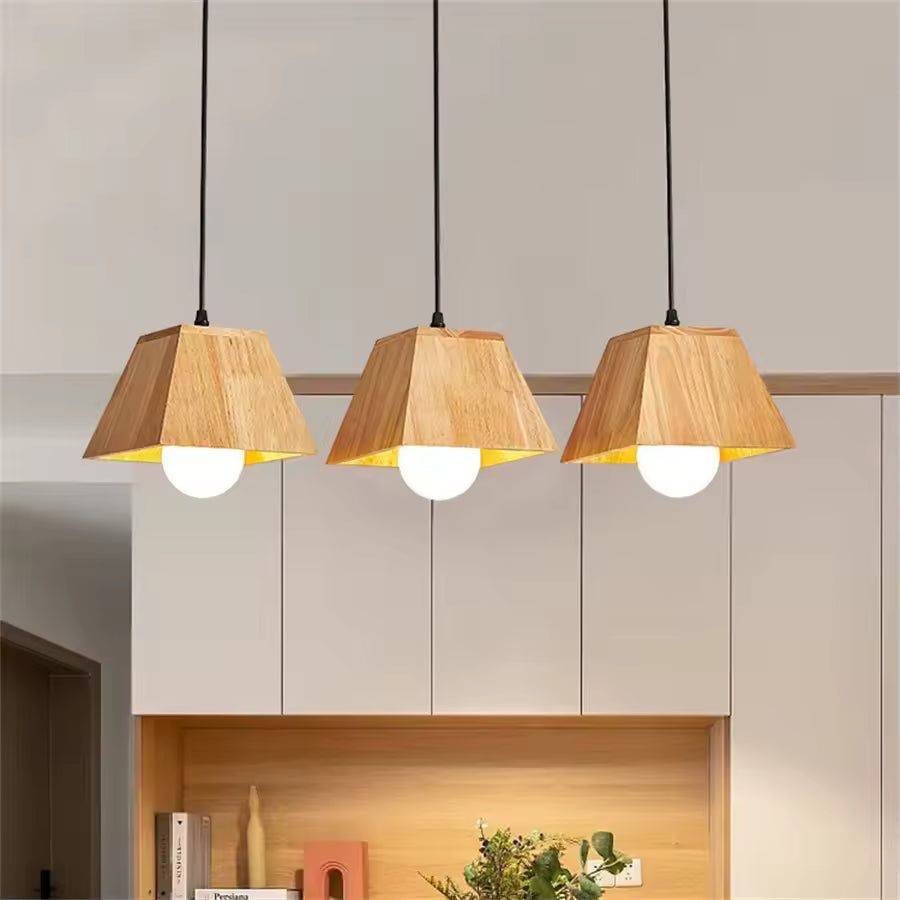 Alignement de suspensions géométriques en bois à globe opalin, dans une cuisine au style scandinave et naturel