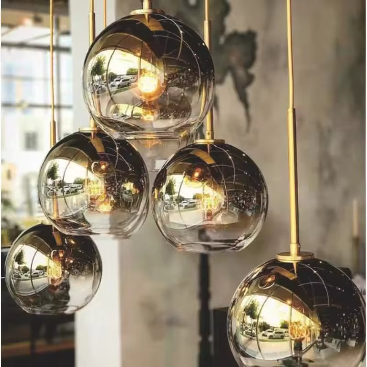 Ensemble de globes en verre fumé avec finitions dorées, au style rétro, raffiné et contemporain