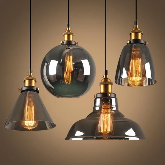 Collection de suspensions industrielles en verre au design vintage, parfaites pour illuminer avec style tout intérieur moderne.