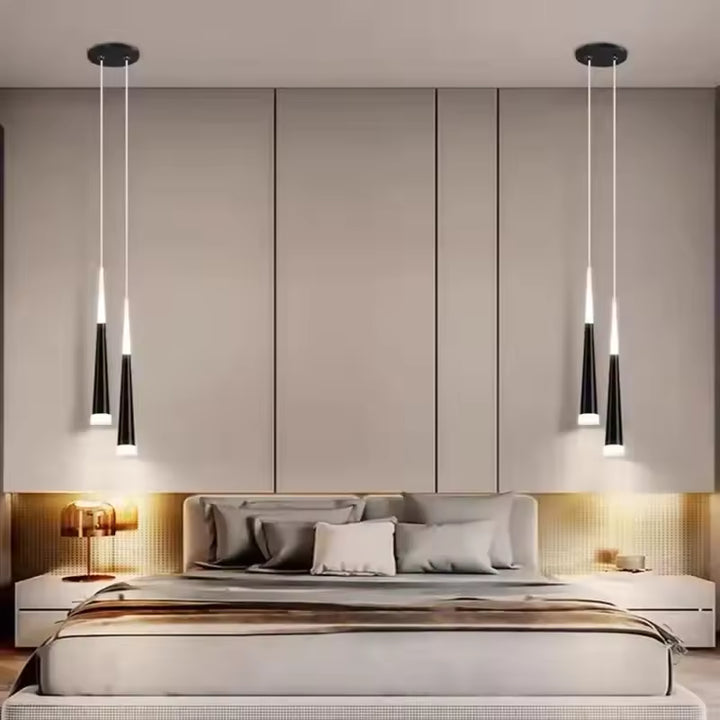De part et d’autre du lit, quatre luminaires LED aiguille noirs créent un éclairage de chevet graphique et élégant